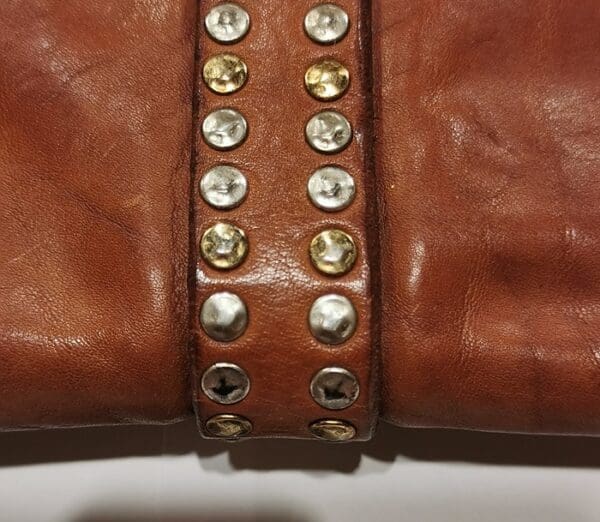 Campomaggi Kura leather wallet with rivets - Image 4