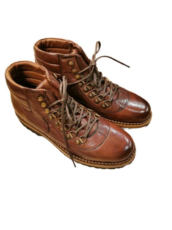 Men's lace-up boot in soft buffalo leather