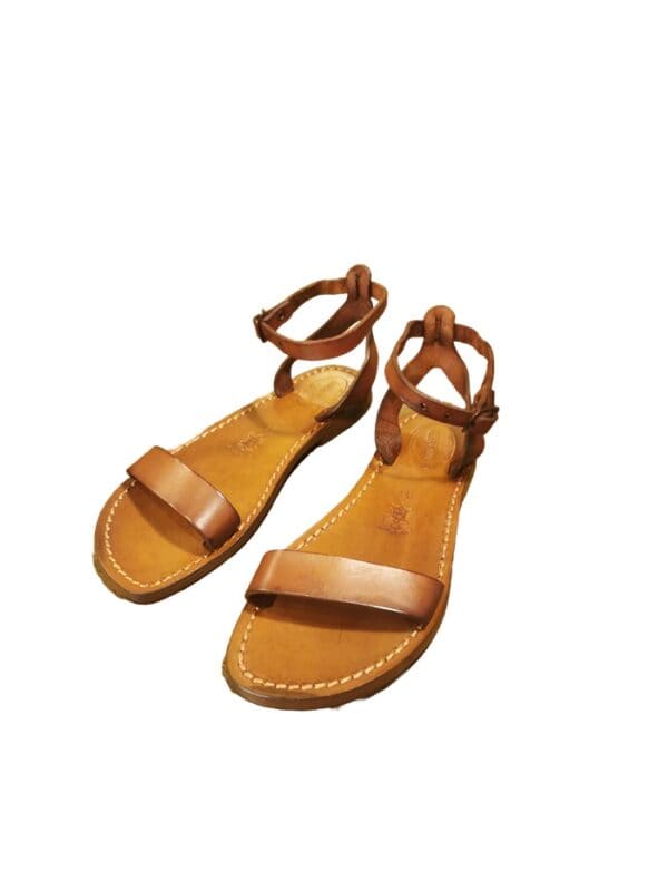 Sandalo in cuoio con laccetto donna